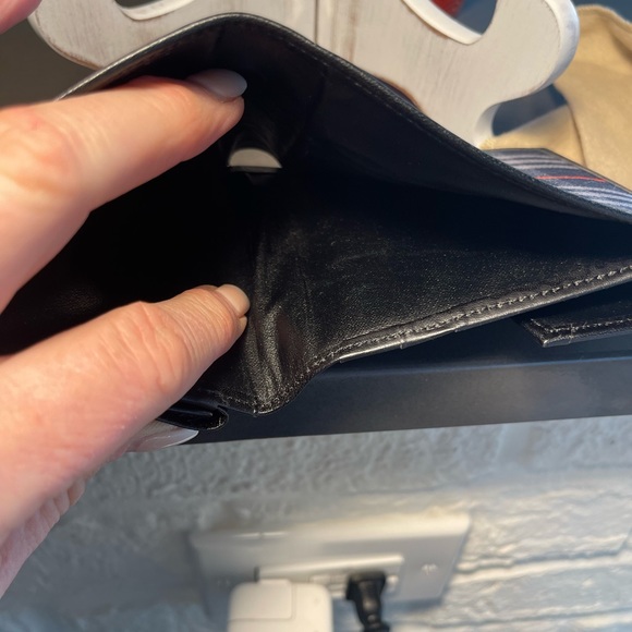 Excellent condition Burberry unisex Bifold Wallet. - Picture 10 of 11